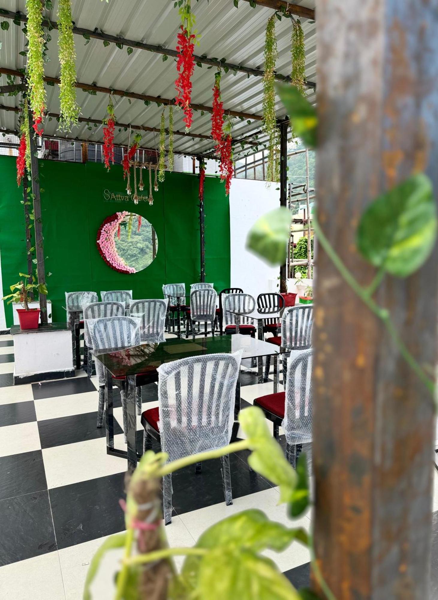 Sattva Cafe And Motel Rishīkesh Eksteriør billede